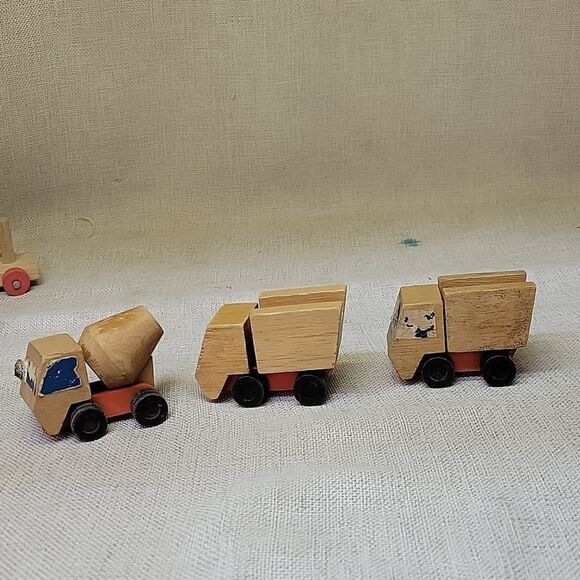 Assorted small wood vehicles..train, dumo truck, race cars... - Picture 4 of 8